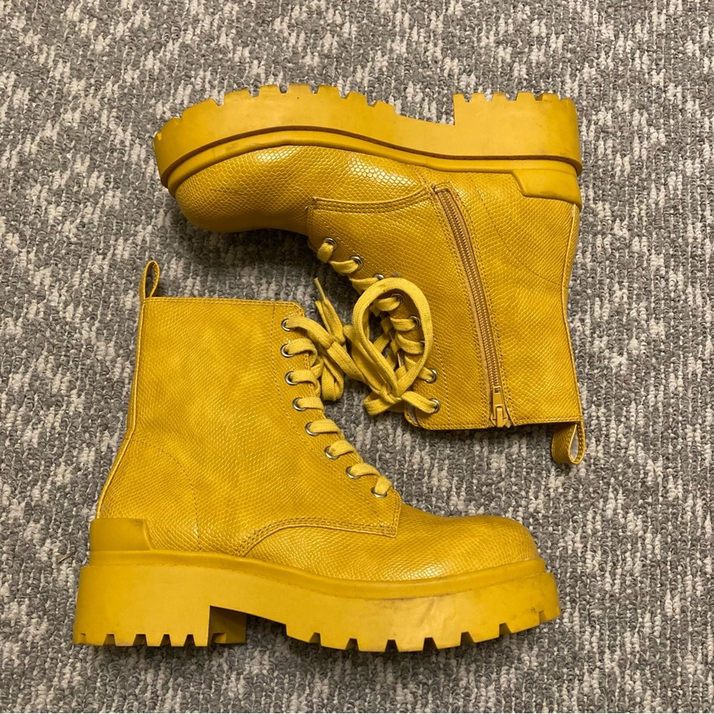 UO Mono Mustard Crocodile Urban Outfitters Boots
